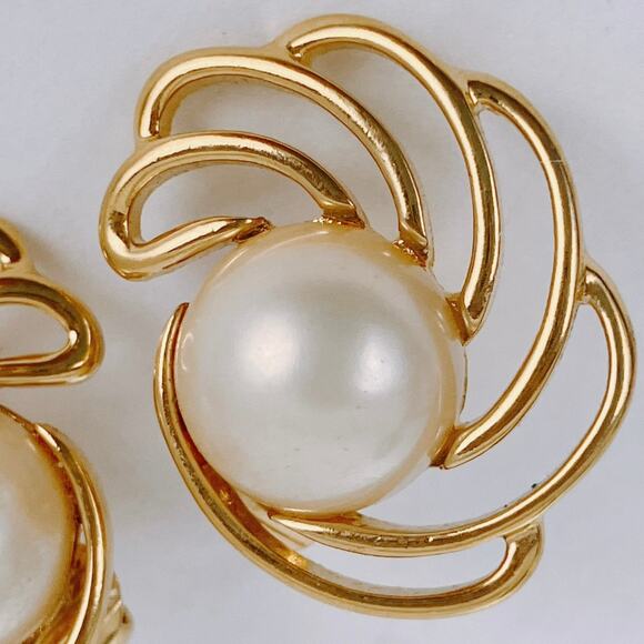 Vintage Signed Crown Trifari Earrings Gold Tone Faux Pearl Clip On Mid Century - Picture 4 of 16